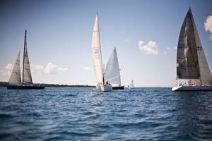 navegant en una regata internacional